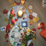 Autel créé lors d'un cercle de femmes, des bougies allumées, des fleurs, des objets divers