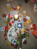 Autel créé lors d'un cercle de femmes, des bougies allumées, des fleurs, des objets divers