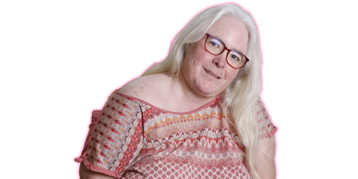 Karenn, regard de face souriante, accueillante, de coeur à soeur