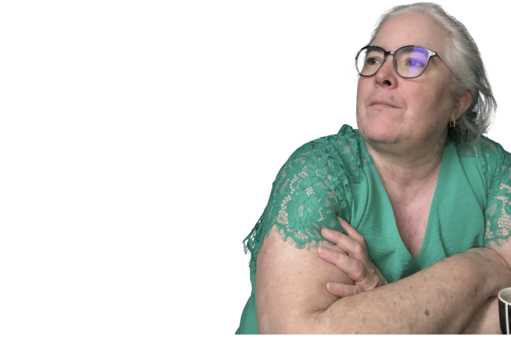 femme regardant au loin, regard vers l'extérieur. en réflexion